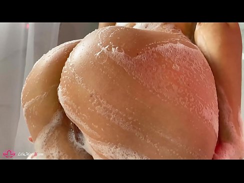 ❤️ سبزه با ارتعاش گربه خودارضایی می کند تا ارگاسم شدید در دوش گرفتن ☑ فیلم لعنتی در ما ❌