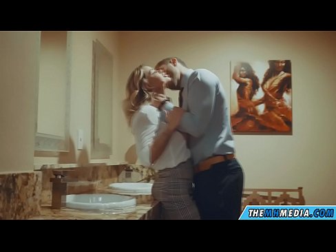 ❤️ وقتی یک بلوند بی تنه شما را در یک دستشویی عمومی اغوا می کند ☑ فیلم لعنتی در ما ❌